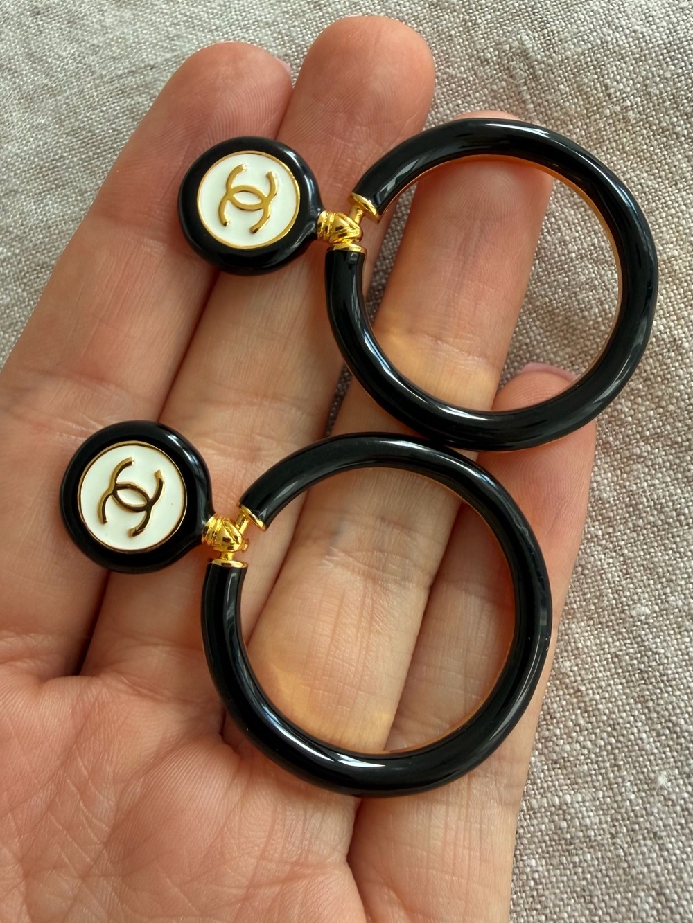 🖤CHANEL Black and White Hoop Earrings with Gold CC Emblem🖤 - Picture 3 of 11
